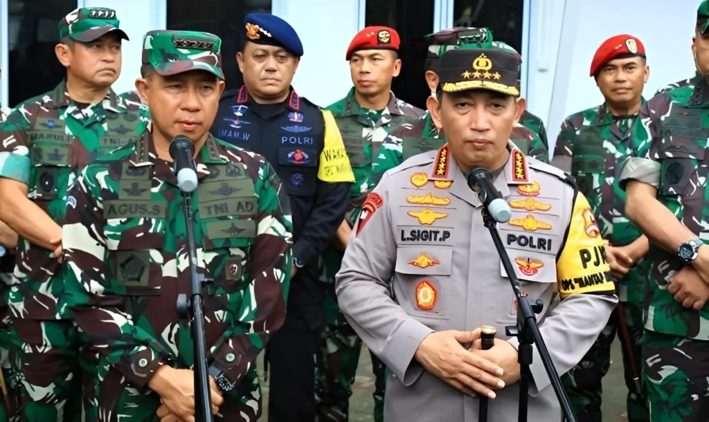 Jenderal TNI H. Agus Subiyanto (kiri) dan Jenderal Polisi Listyo Sigit Prabowo (kanan).