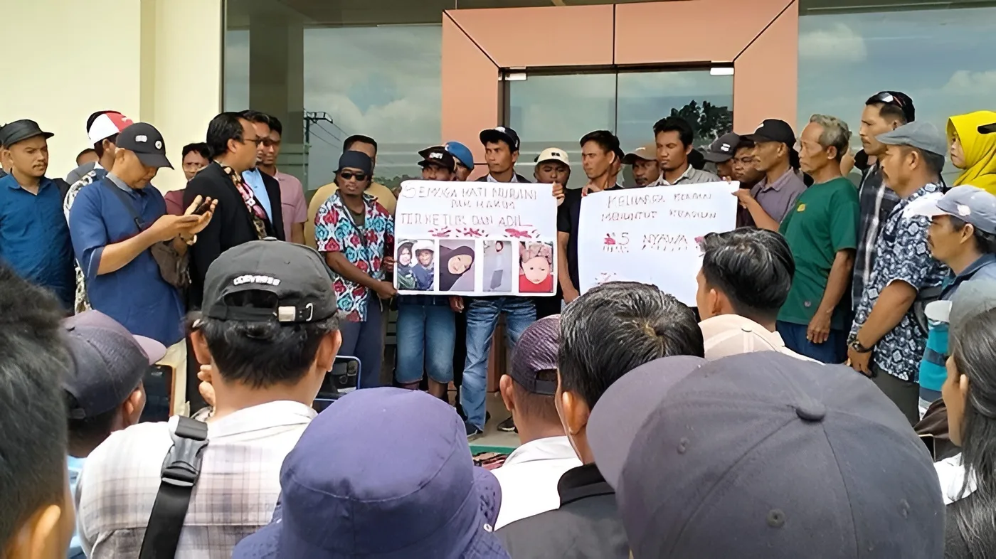 Keluarga korban saat kembali memadati PN Penajam pada Jumat (8/3/2024) hari ini. Sidang putusan kasus pembunuhan sadis satu keluarga di Babulu, Penajam Paser Utara, digelar minggu depan. (Istimewa)