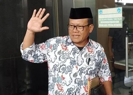 Foto: Ketua Indonesia Police Watch (IPW), Sugeng Teguh Santoso melaporkan seorang wakil menteri (Wamen) berinisial EOSH ke Komisi Pemberantasan Korupsi (KPK) mengenai dugaan aliran dana Rp 7 miliar yang diduga sebagai gratifikasi, pemerasan dalam jabatan, atau lainnya, Selasa (14/3/2023). (Istimewa)