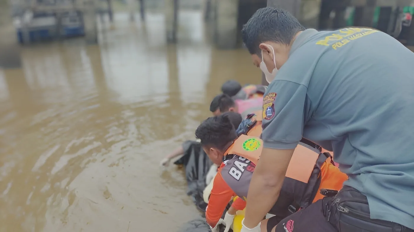 Foto: Proses evakuasi jasad Mr X yang ditemukan mengambang di Dermaga Mahakam Ulu, Sungai Kunjang, Kota Samarinda, Minggu (10/3/2023). (Istimewa)