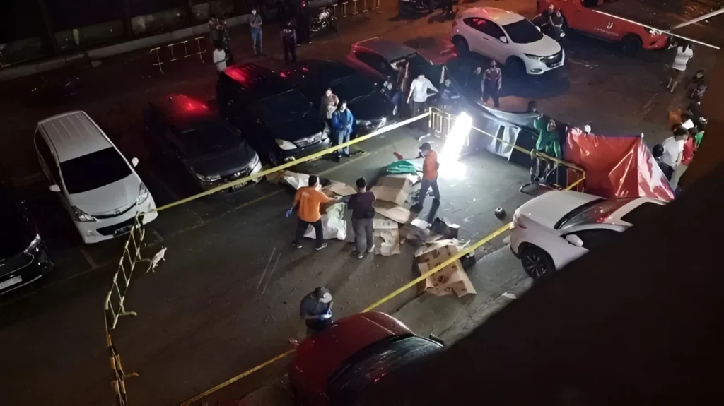 Foto: Polisi melakukan olah TKP di tempat kejadian empat orang sekeluarga tewas usai melompat dari rooftop lantai 22 Apartemen Teluk Intan, Kelurahan Pejagalan, Penjaringan, Jakarta Utara, Sabtu (9/3/2024).