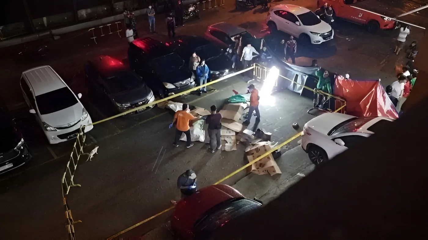 Foto: Polisi melakukan olah TKP di tempat kejadian empat orang sekeluarga tewas usai melompat dari rooftop lantai 22 Apartemen Teluk Intan, Kelurahan Pejagalan, Penjaringan, Jakarta Utara, Sabtu (9/3/2024).