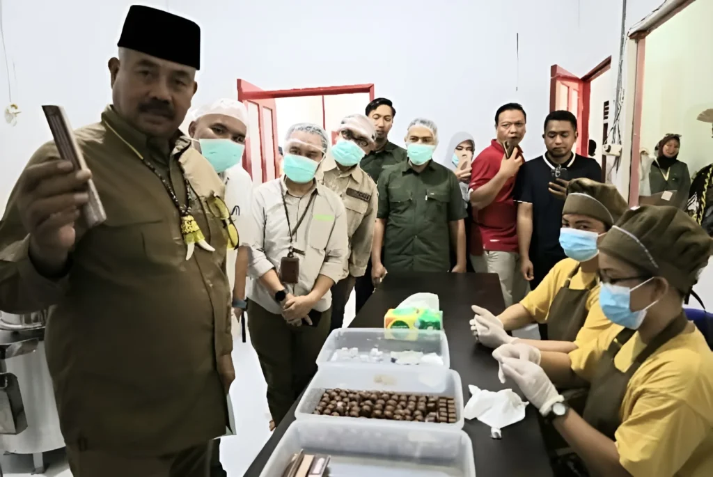 Foto: Bupati Kutai Kartanegara Edi Damansyah, meresmikan Rumah Coklat dan menyatakan kebanggaannya terhadap pengembangan kakao dan produksi cokelat di Desa Lung Anai.