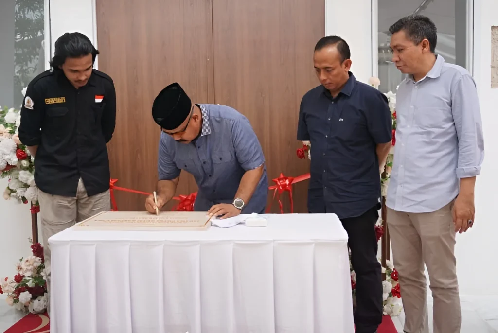 Foto: Pemkab Kukar menggelontorkan anggaran miliaran rupiah guna merenovasi asrama mahasiswa Kukar yang terletak di Makassar, Sulawesi Selatan. Bupati Kutai Kartanegara, Edi Damansyah.