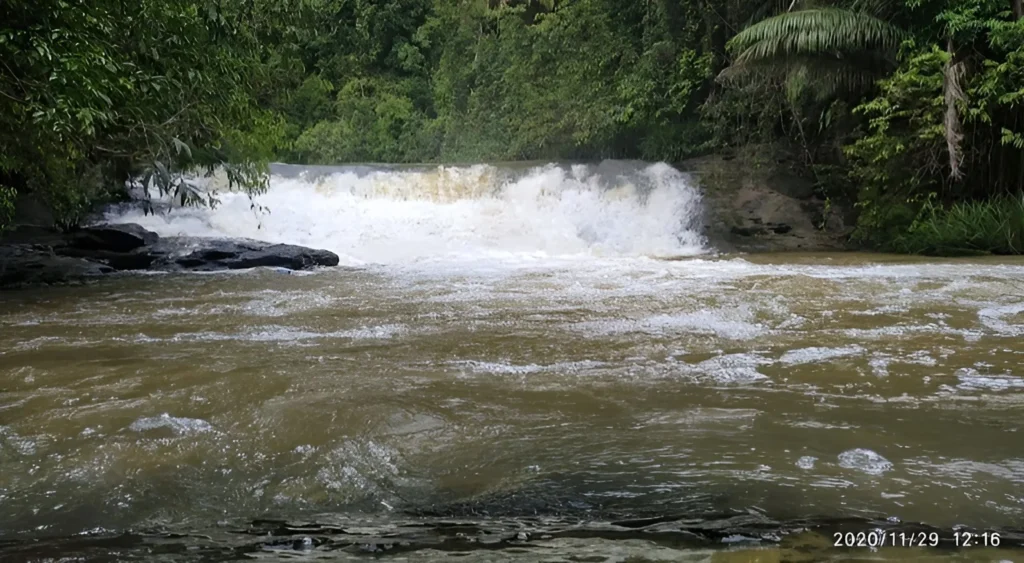 Foto: Keseruan bermain di objek wisata Air Terjun Kandua Raya yang terletak Desa Kedang Ipil, Kecamatan Kota Bangun Darat, Kabupaten Kutai Kartanegara, Kalimantan Timur.