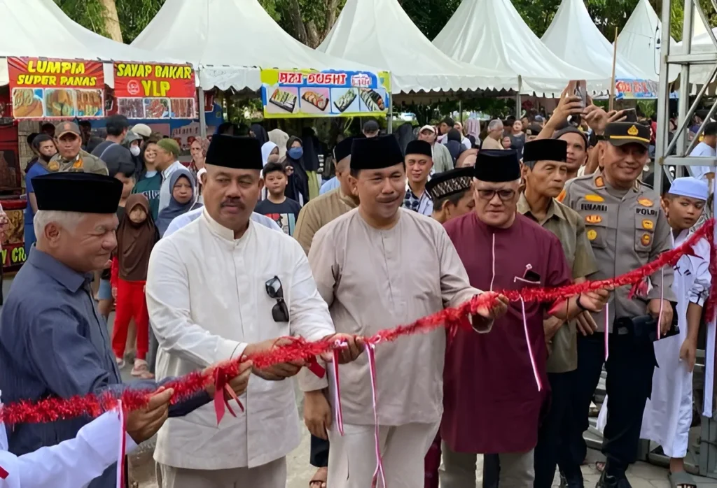 Foto : Bupati Kukar, Edi Damansyah saat menggunting pita sebagai tanda dibukanya lorong Pasar Ramadan (Istimewa)