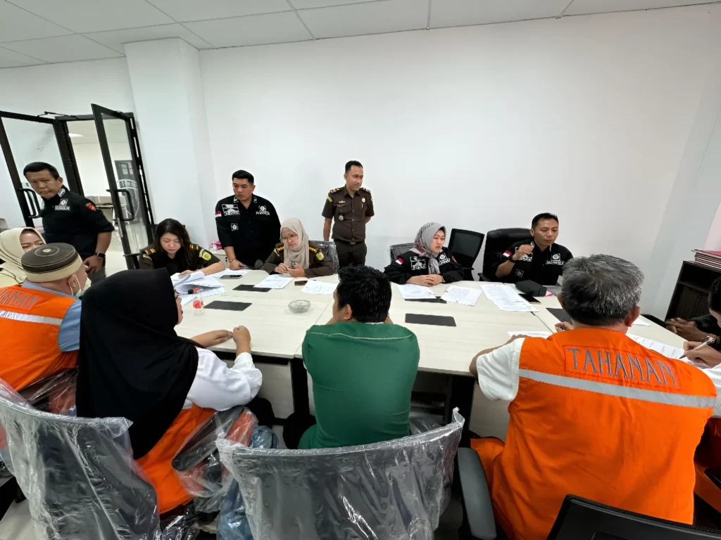 Proses serah terima tersangka dan barang bukti atas kasus korupsi pembayaran uang ganti rugi perumahan KPN di Kutim, Senin (1/4/2024).