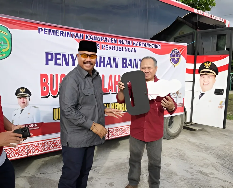 Foto: Pelajar Sekolah Dasar (SD) Desa Rapak Lambur, Kecamatan Tenggarong kini sudah memiliki Bus Sekolah Idamanku untuk mengangkut mereka mengemban ilmu di sekolah.