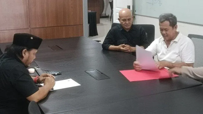 Tim sukses Mahyudin saat mengambil formulir ke Sekretariat PDIP Kaltim, Jalan AW Sjahranie, Kota Samarinda, Sabtu (20/4/2024). (Istimewa)