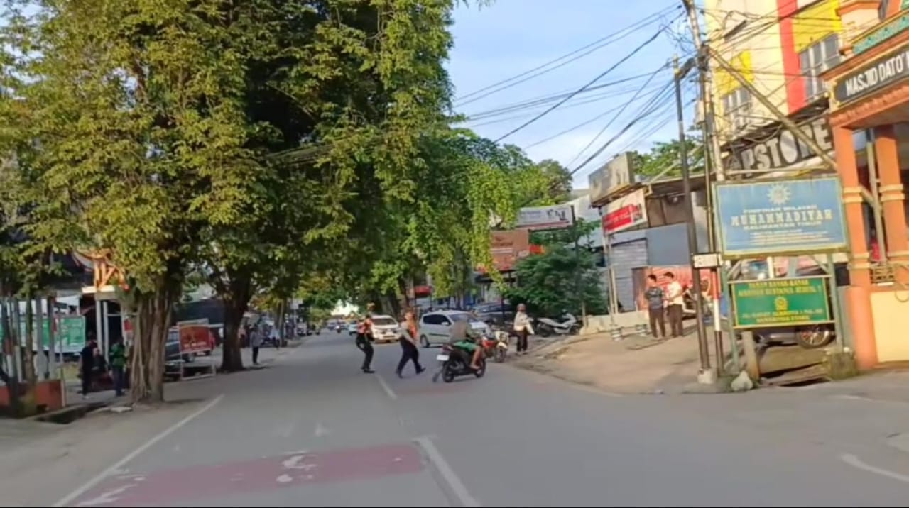 COBA KABUR. Seorang pengendara motor terjatuh saat berusaha menghindari razia yang digelar di Jalan Gatot Subroto, Samarinda Kota.